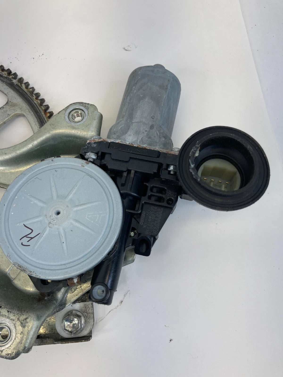 2004-2009 TOYOTA PRIUS FRONT LEFT DRIVER WINDOW REGULATOR MOTOR OEM 85720-58010