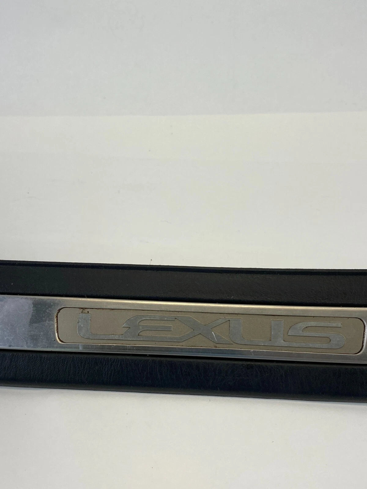 1998-2005 LEXUS GS300 REAR LEFT SIDE DOOR SILL SCUFF STRIP PLATE 67916-30090 OEM