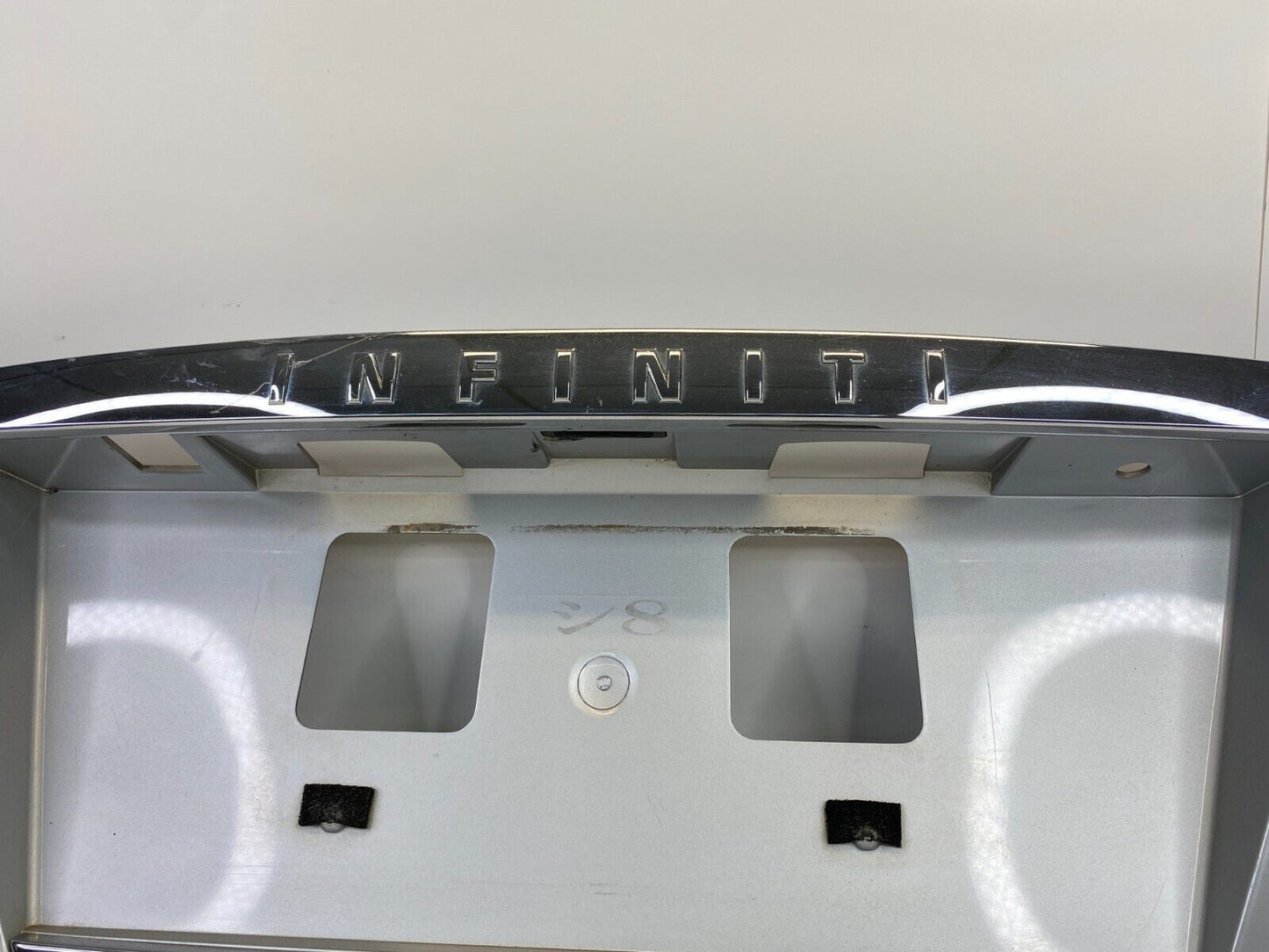 2006 2007 Infiniti M35 Rear Trunk Lid License Light Plate Finish Panel Molding