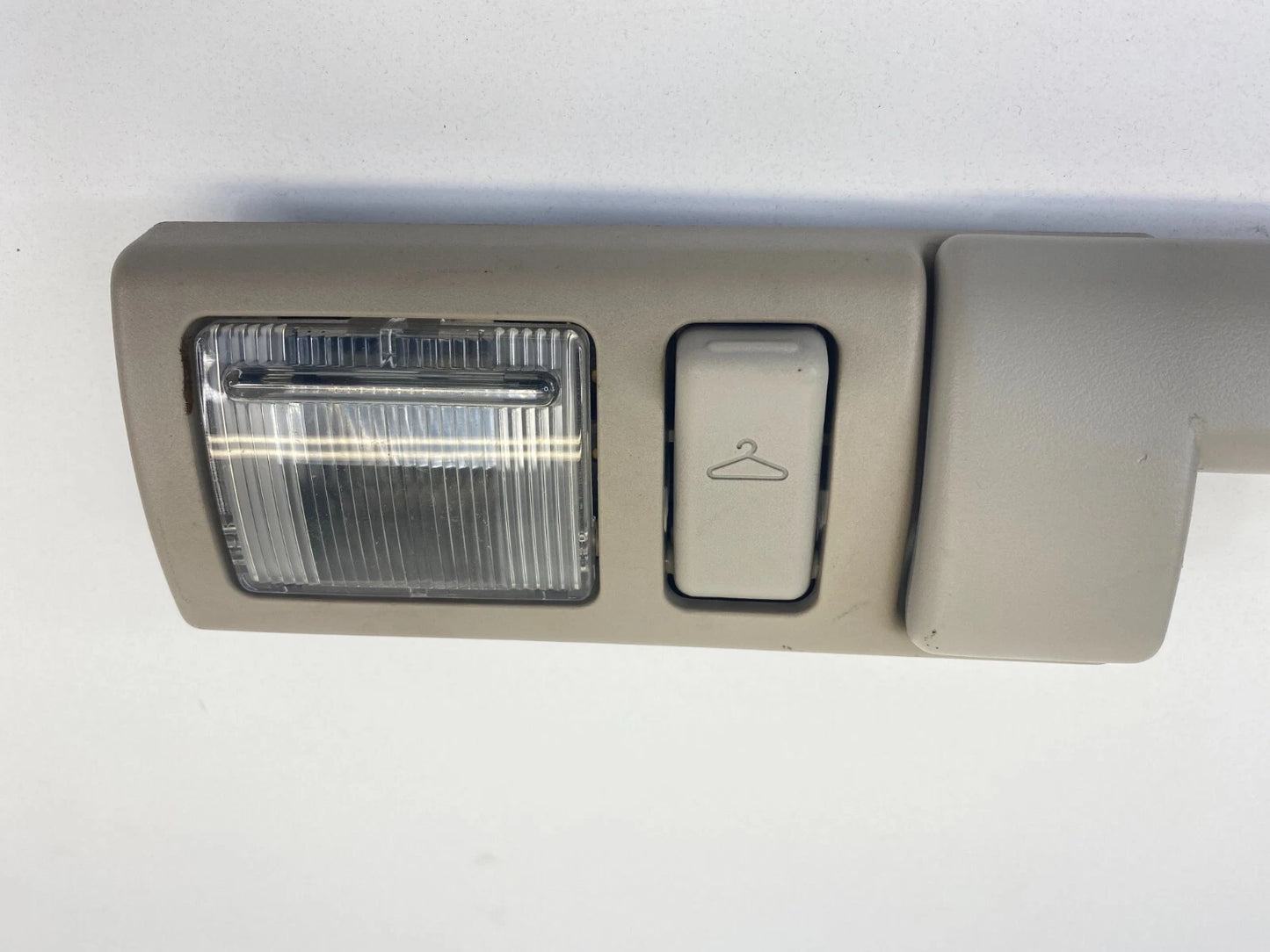 2004-2006 CHRYSLER PACIFICA REAR RIGHT SIDE ROOF GRAB GRIP HANDLE W/ DOME LIGHT