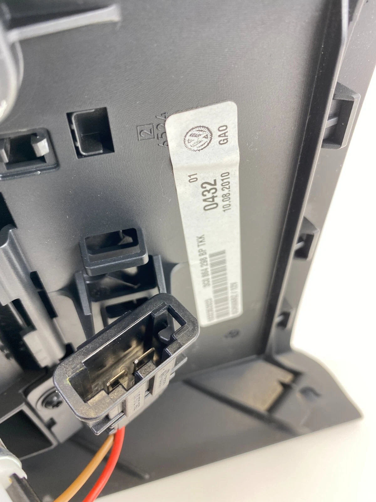2011-2017 VOLKSWAGEN CC REAR CENTER PANEL W/ AIR VENT & POWER OUTLET 3C0-864-298