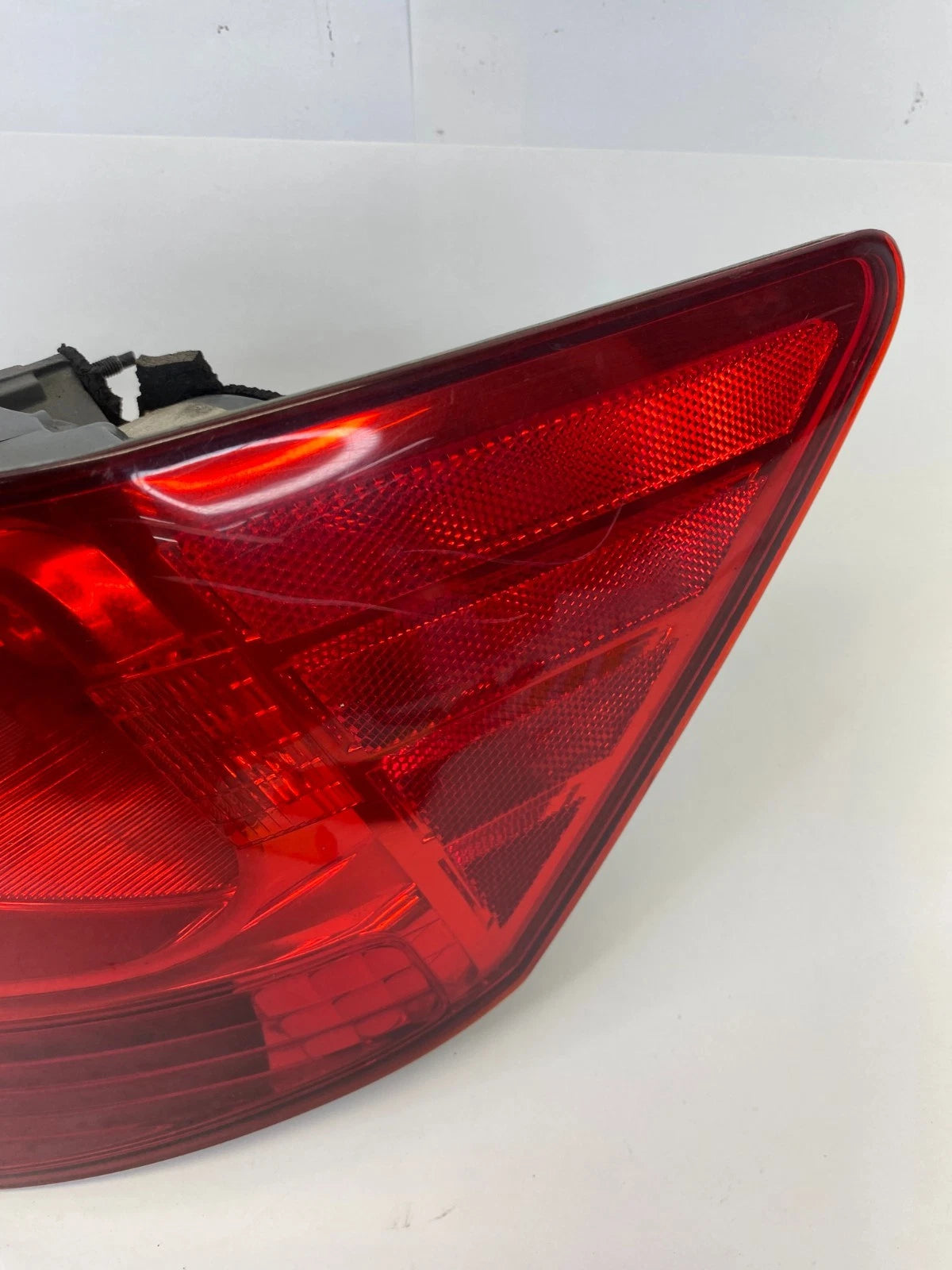 2010-2013 KIA FORTE SEDAN REAR RIGHT PASSENGER QUARTER MOUNTED TAILLIGHT LIGHT