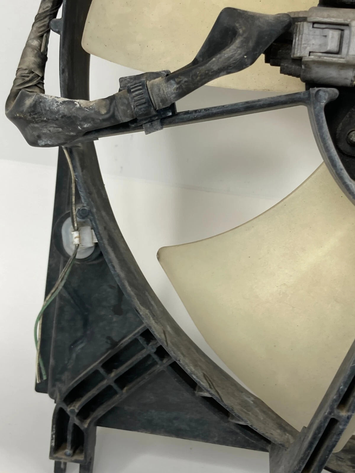 01 02 03 04 05 TOYOTA RAV4 2.0L L4 RADIATOR COOLING FAN MOTOR W/ SHROUD OEM