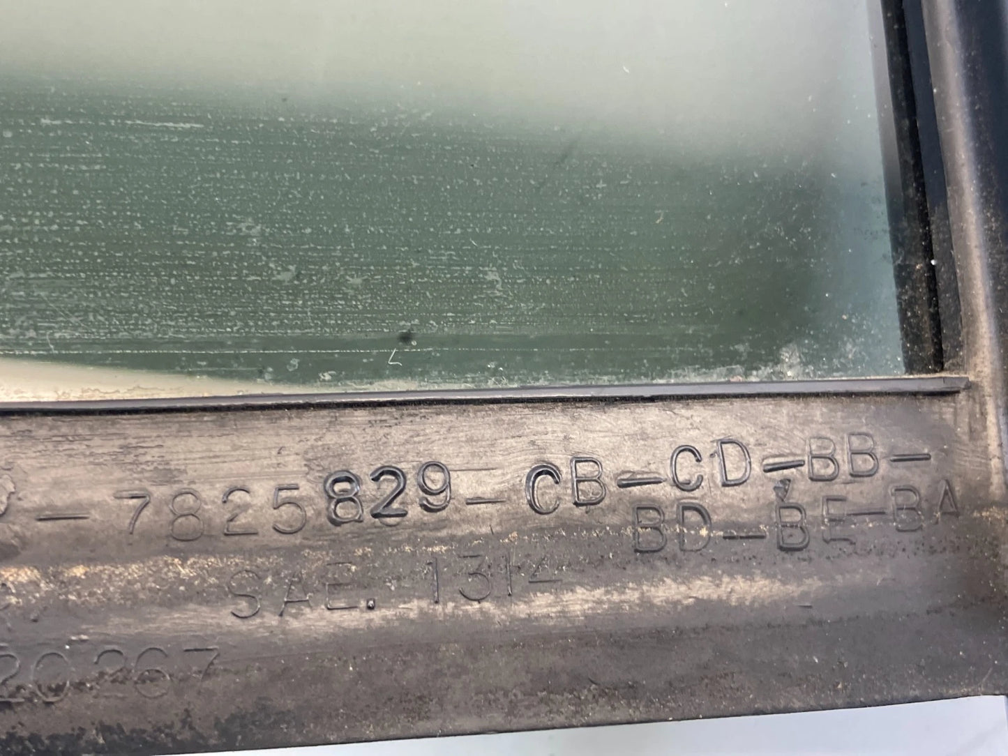 2003 04 05 2006 LINCOLN NAVIGATOR REAR LEFT BACK DOOR SIDE VENT WINDOW GLASS OEM