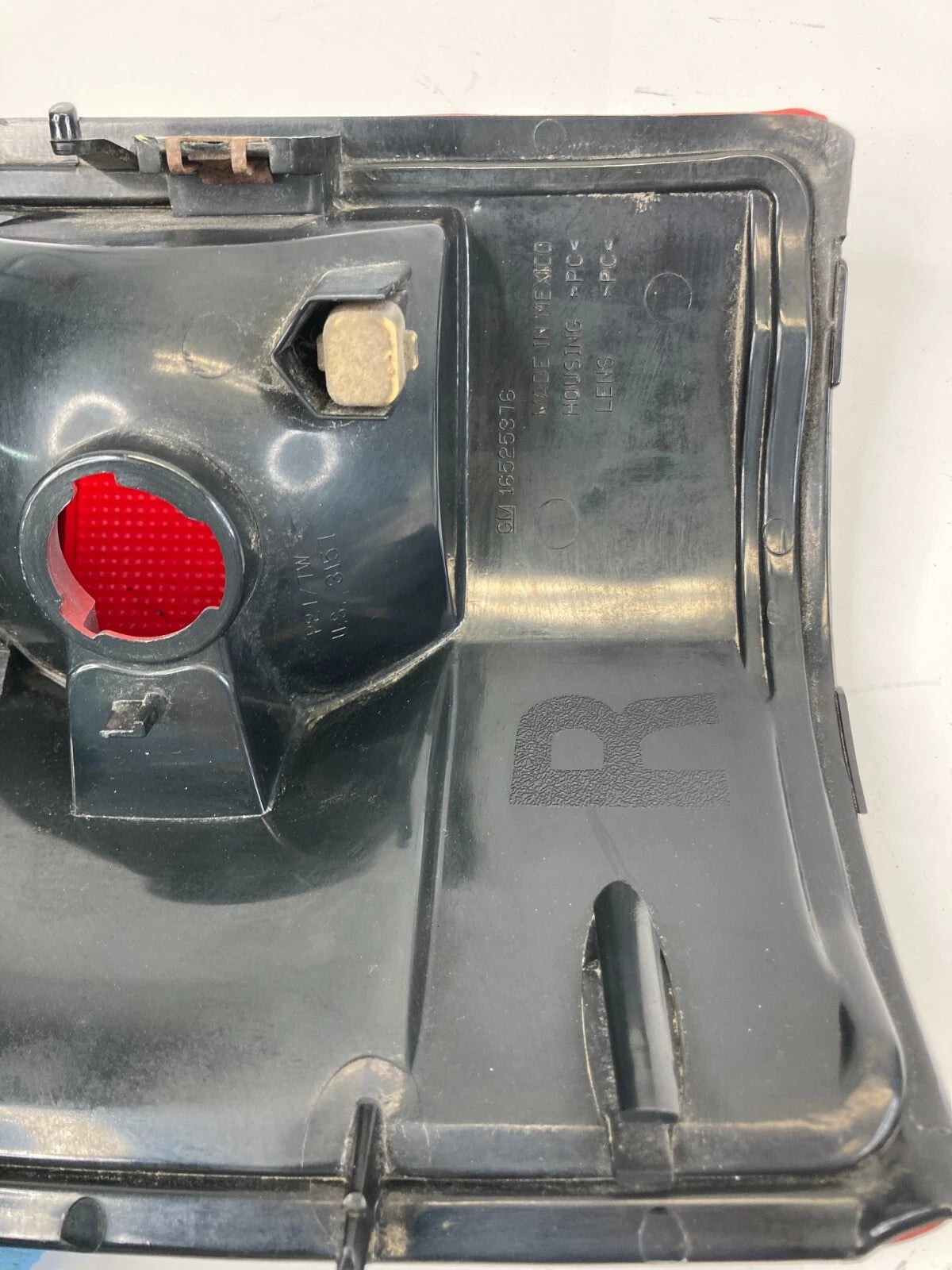 00-03 TAHOE YUKON SUBURBAN RIGHT PASSENGER TAIL LIGHT TAILLIGHT LAMP 16525376