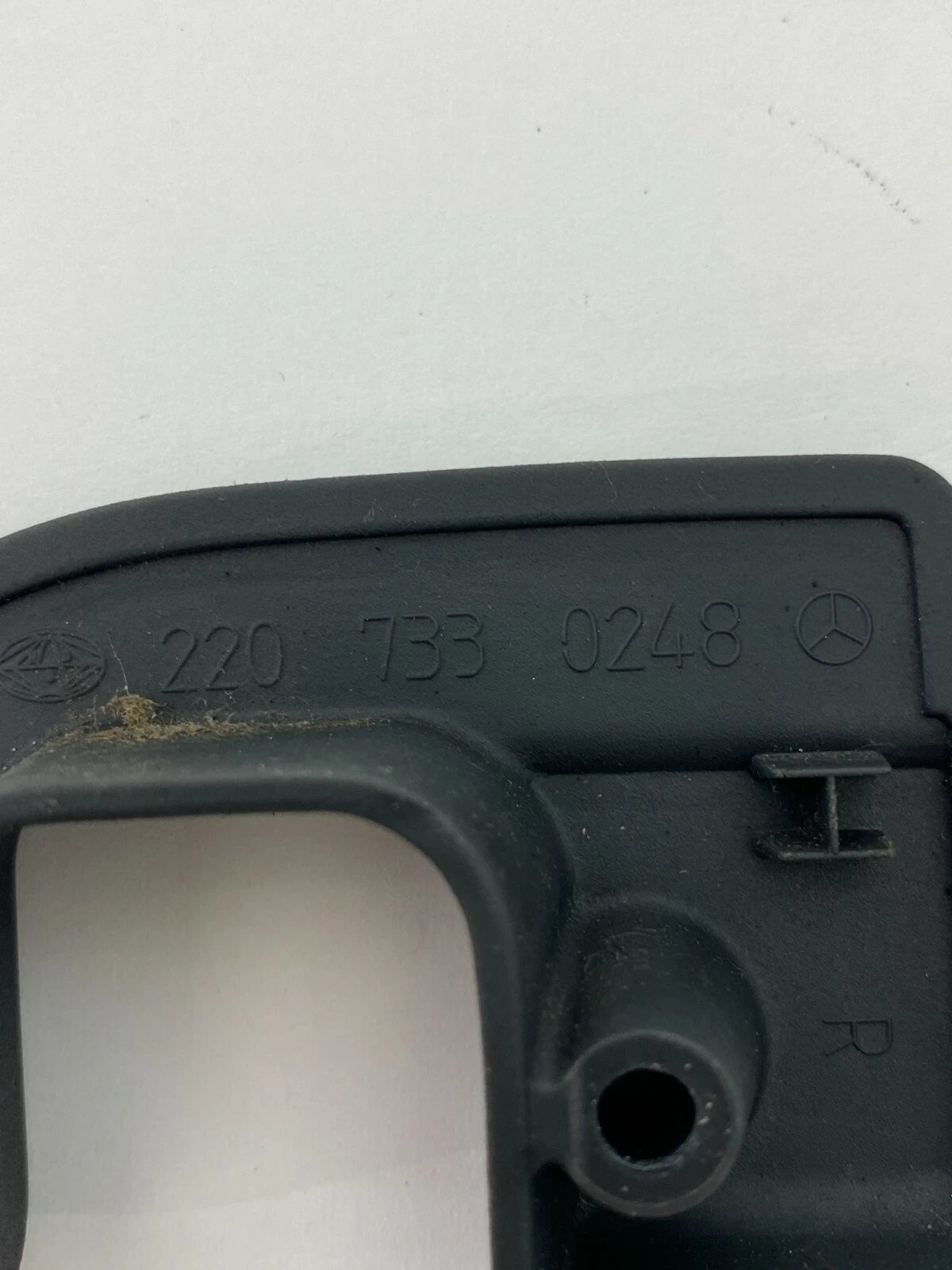 2000-2006 MERCEDES-BENZ S500 REAR RIGHT LOCK LATCH TRIM COVER 220-733-02-48 OEM
