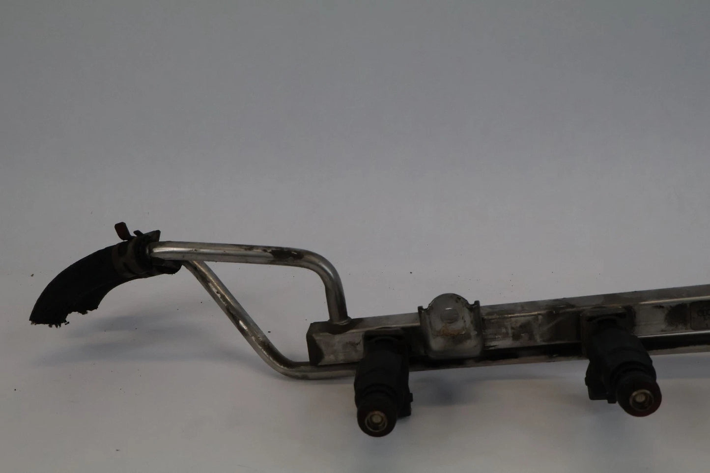 2002-2004 VOLKSWAGEN JETTA AT FUEL INJECTION RAIL W/ INJECTORS 06A-133-681-B