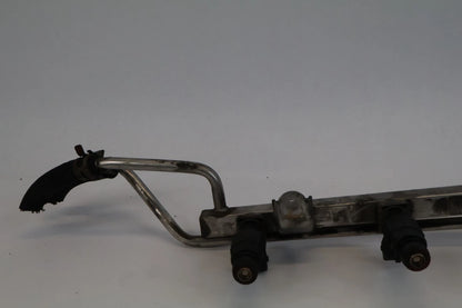 2002-2004 VOLKSWAGEN JETTA AT FUEL INJECTION RAIL W/ INJECTORS 06A-133-681-B