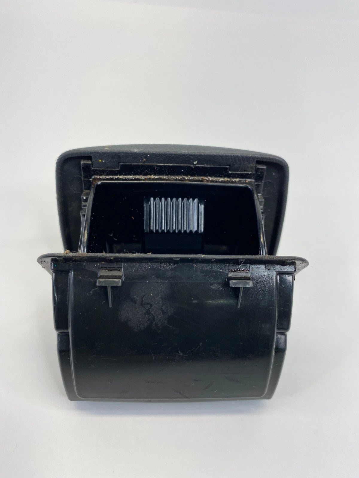 04 05 TOYOTA RAV4 CENTER CONSOLE REAR ASHTRAY RECEPTABLE RETAINER 74135-20090