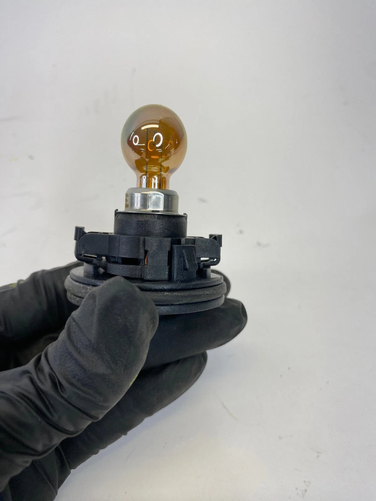 2008 BMW 335XI FRONT TURN SIGNAL LIGHT BULB WITH SOCKET HOLDER OEM 1300610092