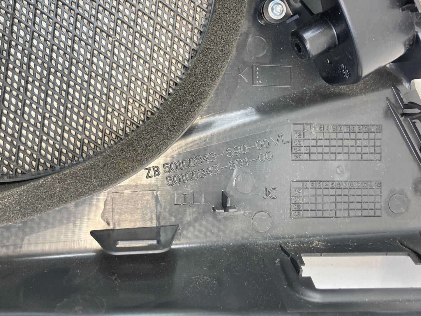 03-09 MERCEDES BENZ E350 FRONT LEFT SIDE DOOR SPEAKER GRILLE COVER A2117200148