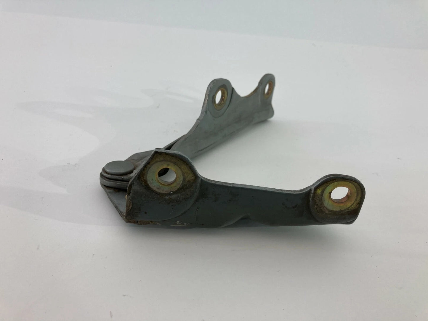 2001-2004 MITSUBISHI DIAMANTE FRONT LEFT DRIVER SIDE HOOD BONNET HINGE BRACKET