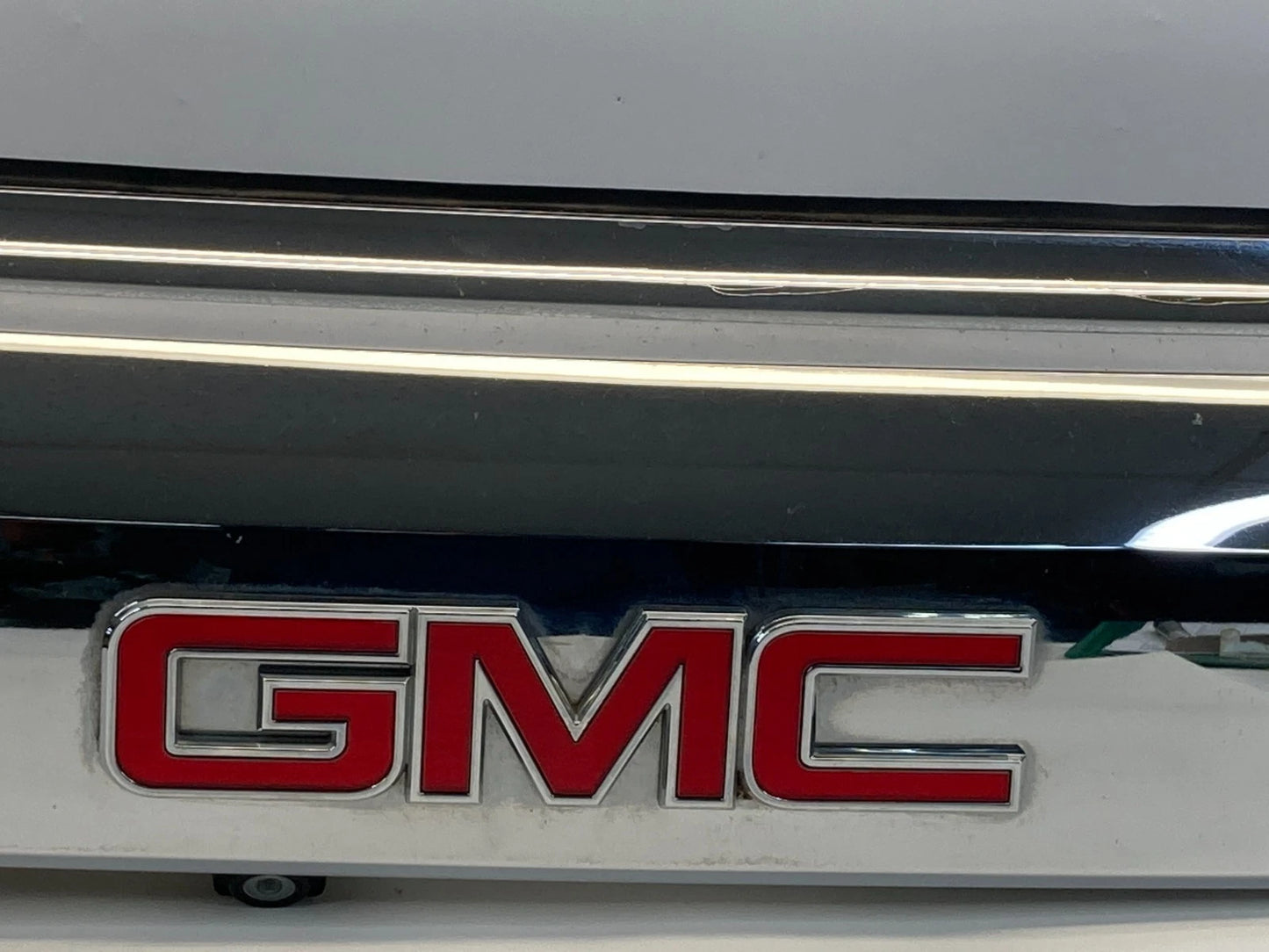 2010-2015 GMC TERRAIN TRUNK LID GARNISH LICENSE PLATE MOLDING W/ CAMERA 23333992