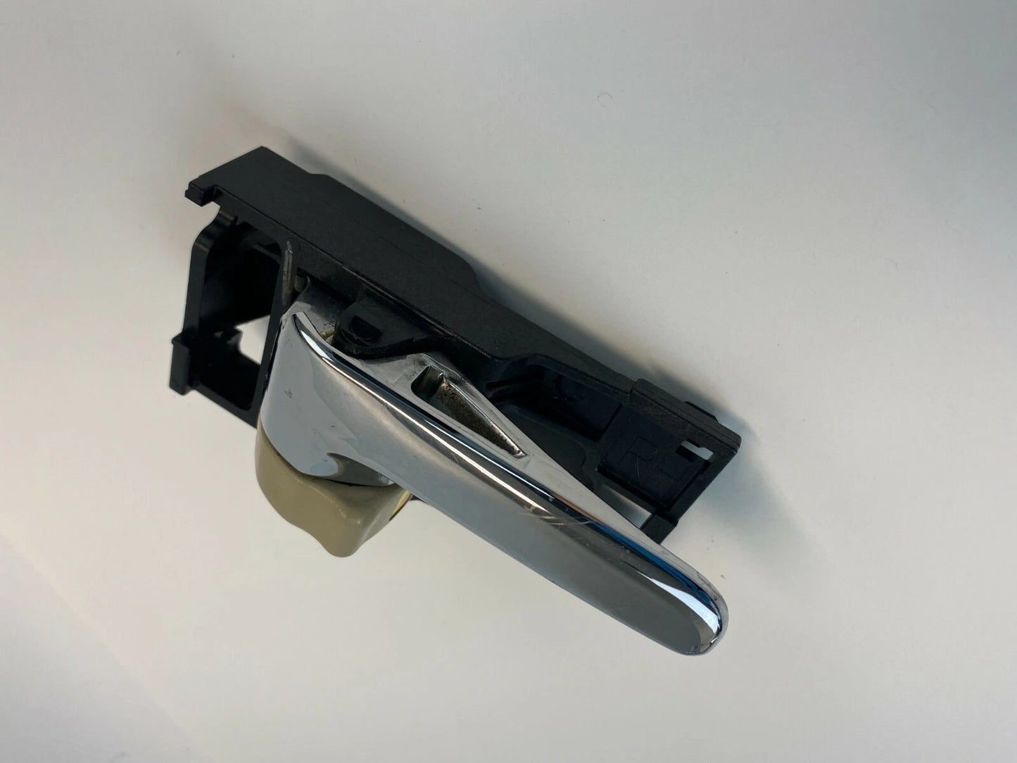 2000-2004 TOYOTA AVALON INSIDE DOOR HANDLE FRONT RIGHT PASSENGER OEM 69205-AC010