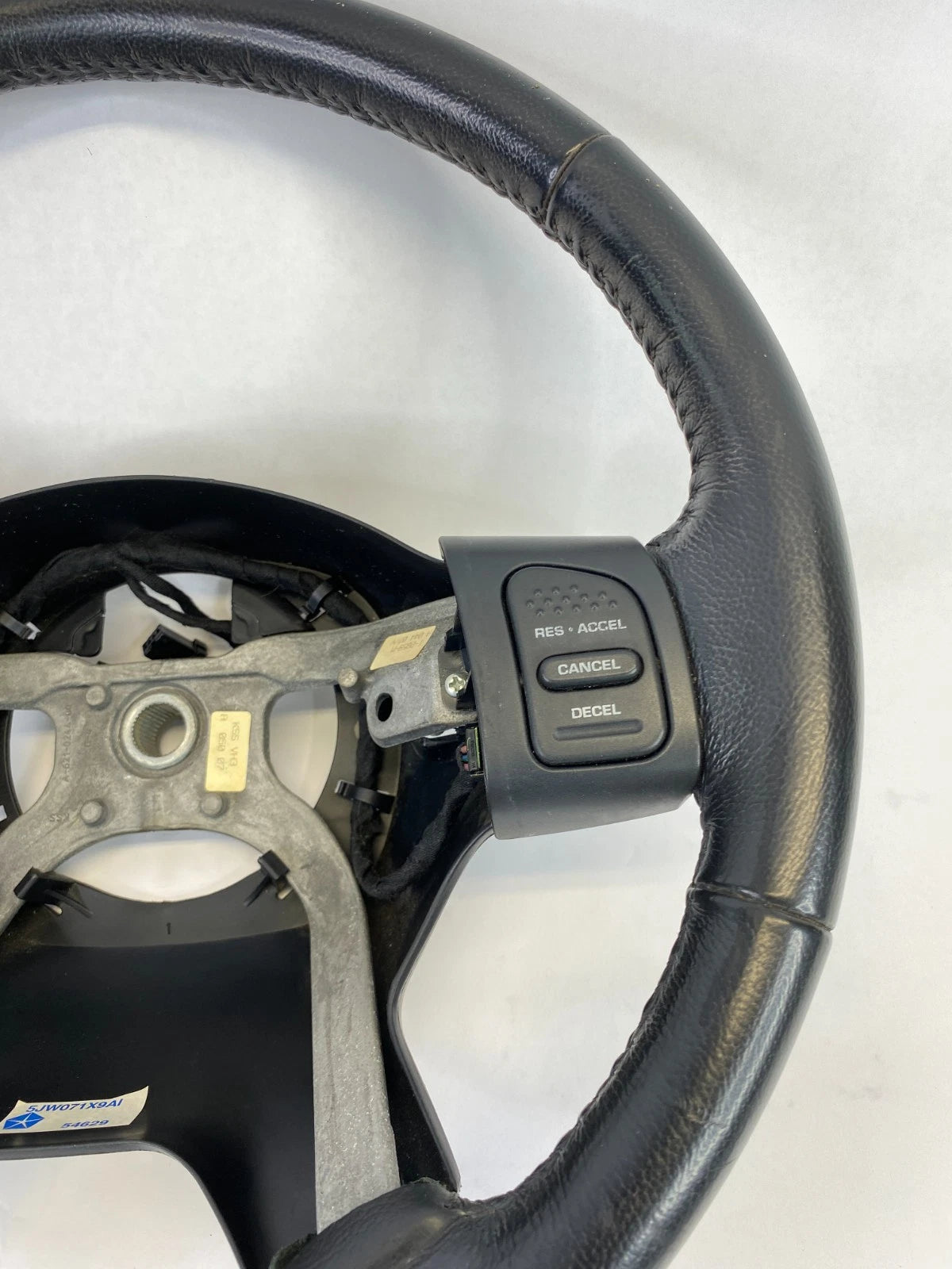 06 07 JEEP LIBERTY STEERING WHEEL W/ CRUISE CONTROL LEATHER ASSY 5JW071X9AI OEM