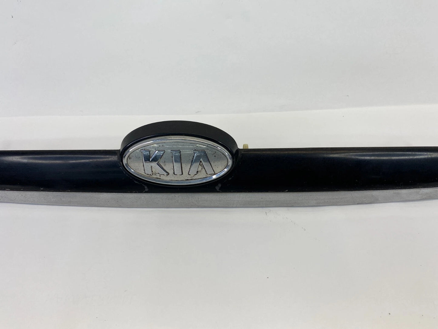 04-06 KIA SPECTRA REAR LID FINISH GARNISH LICENSE LIGHT PANEL MOLDING 925012F010