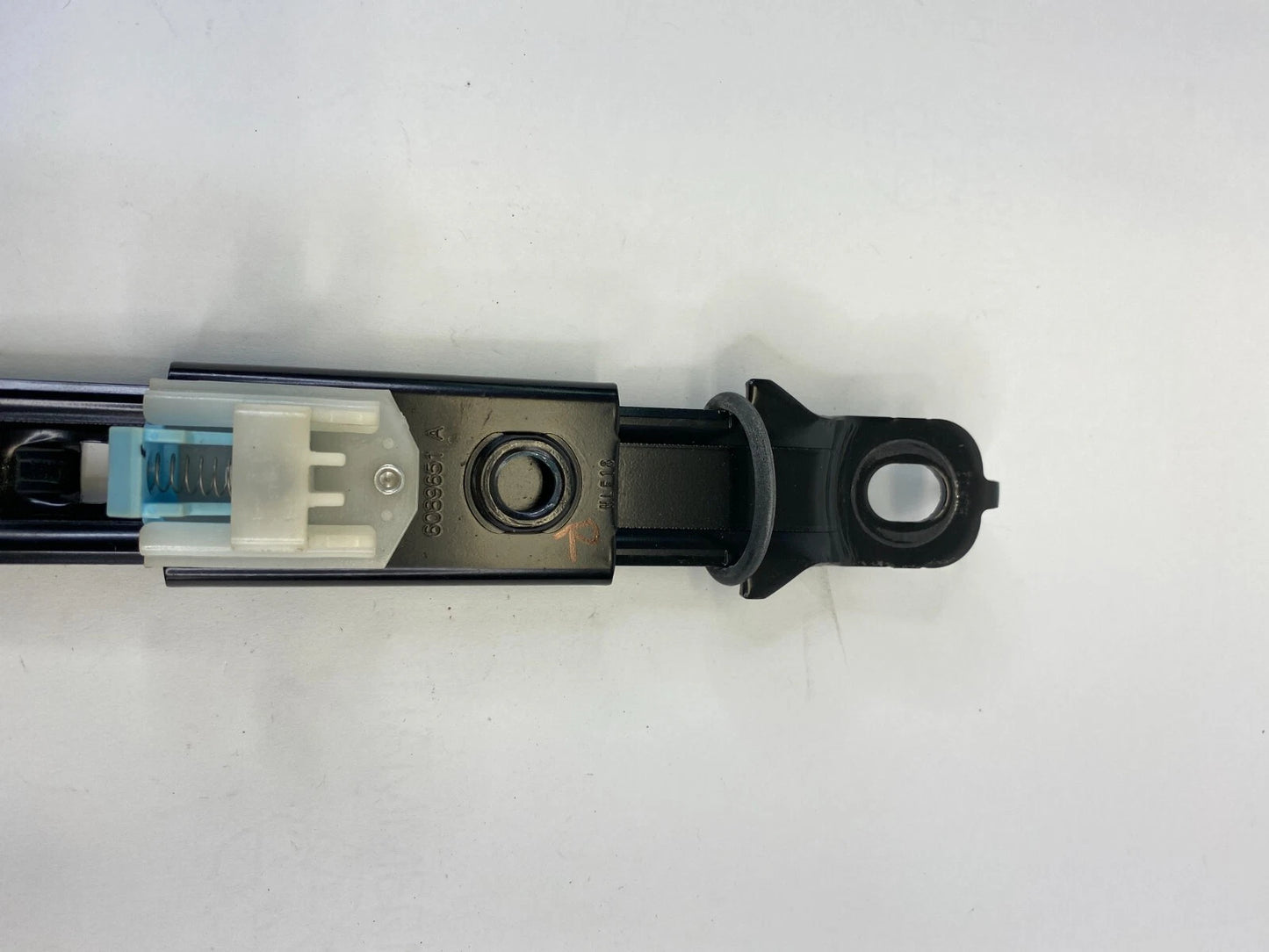2007-2010 HYUNDAI ELANTRA FRONT RIGHT SIDE SEAT BELT HEIGHT ADJUSTER 88890-2H550