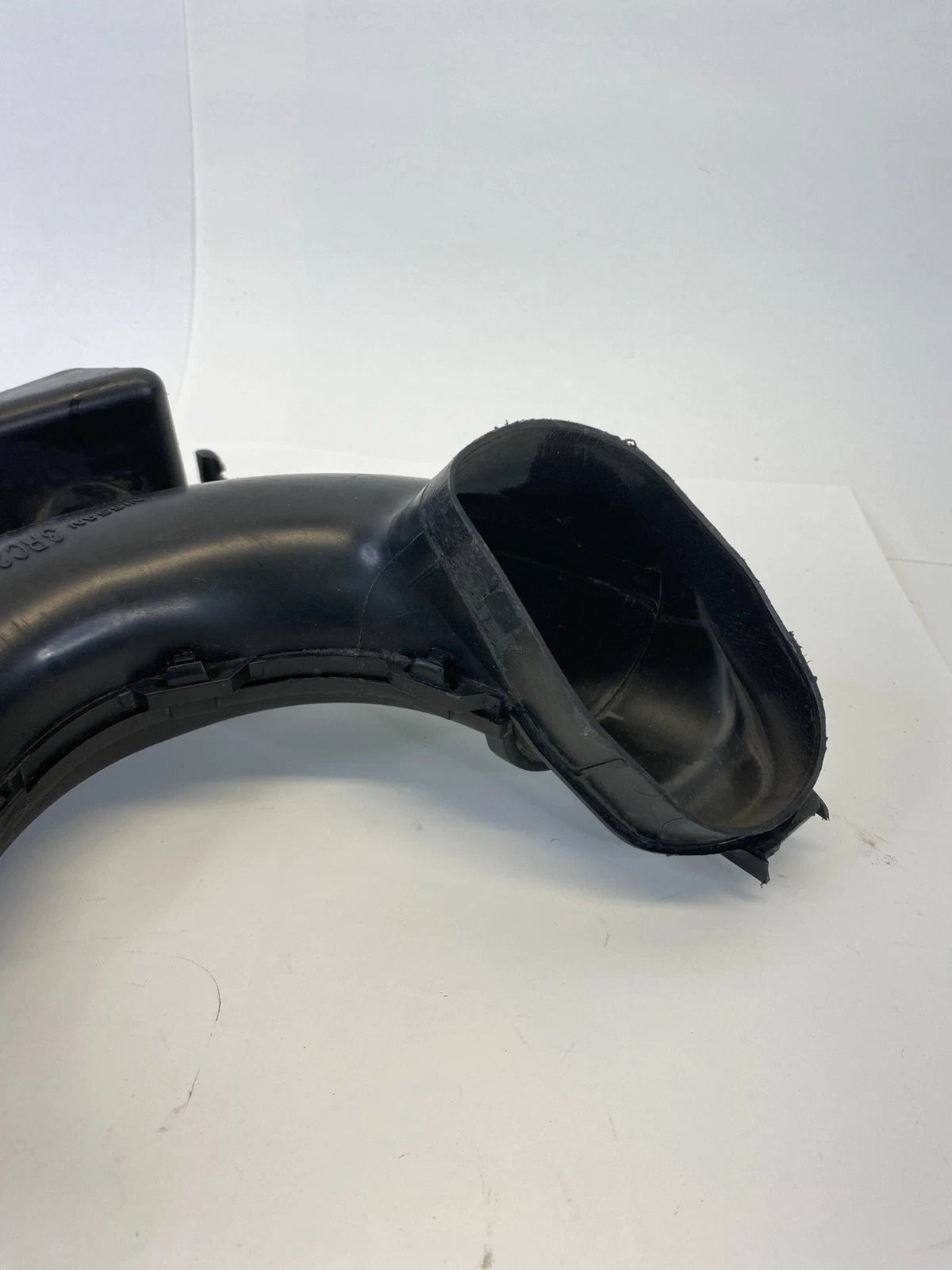 2013-2019 NISSAN SENTRA 1.8L REAR ENGINE AIR INTAKE DUCT TUBE HOSE 3RC22 OEM