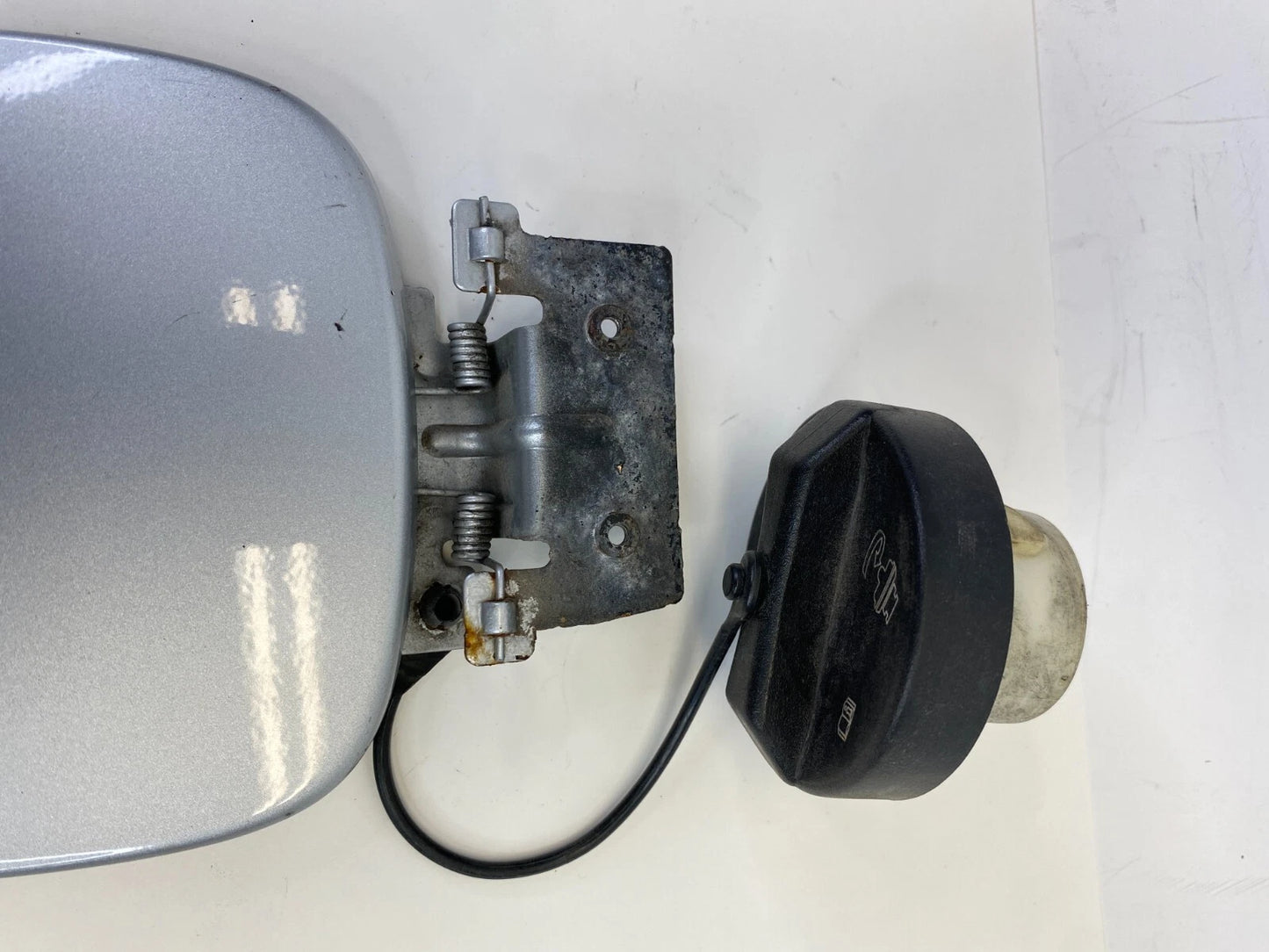 02 03 04 05 06 07 SATURN VUE 3.5L FUEL FILLER DOOR GAS LID W/ COVER CAP OEM