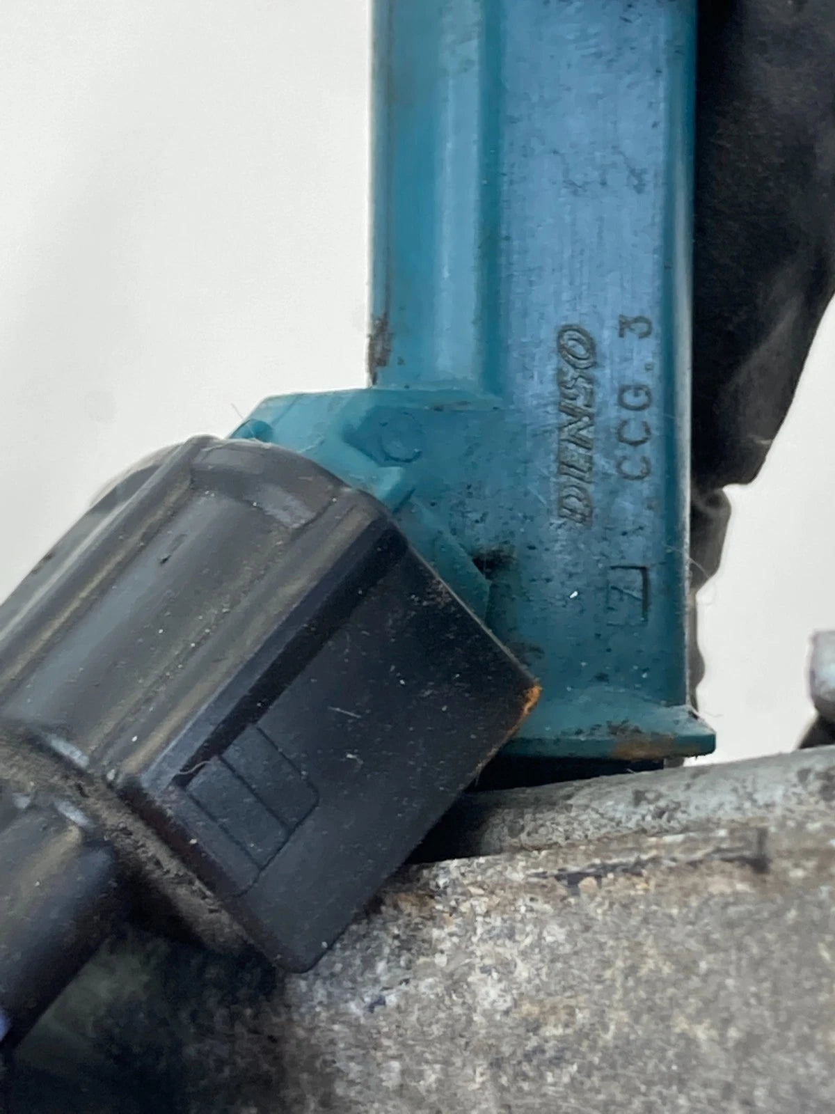 10-15 Toyota Prius 1.8L L4 AT Engine Fuel Injection Pipe Rail W/ Injectors OEM