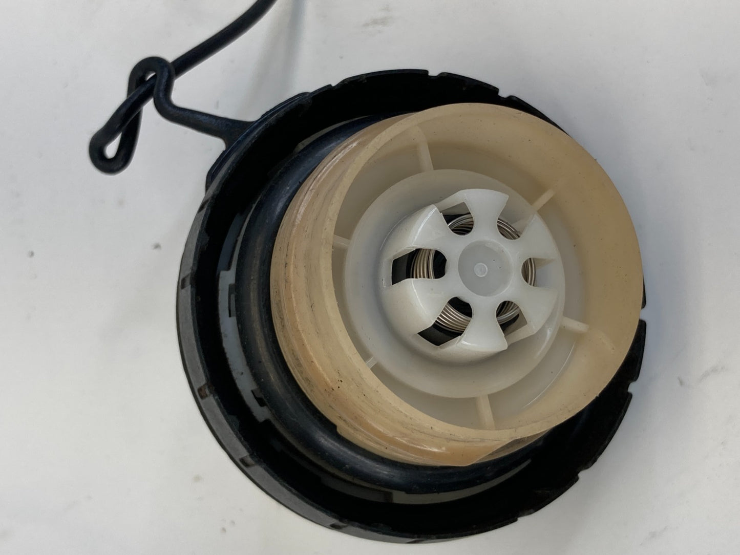 07 08 09 10 11 12 Toyota Avalon Yaris Fuel Filler Gas Tank Lid Cap Cover OEM