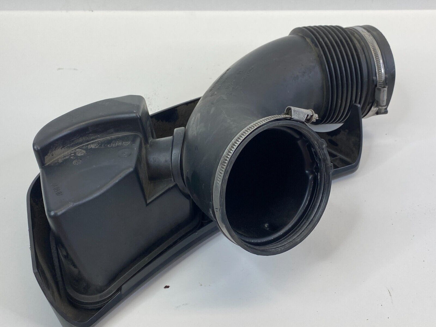 06-10 BMW 550i 650i 4.8L Air Intake Engine Resonator Tube Duct 13717533931