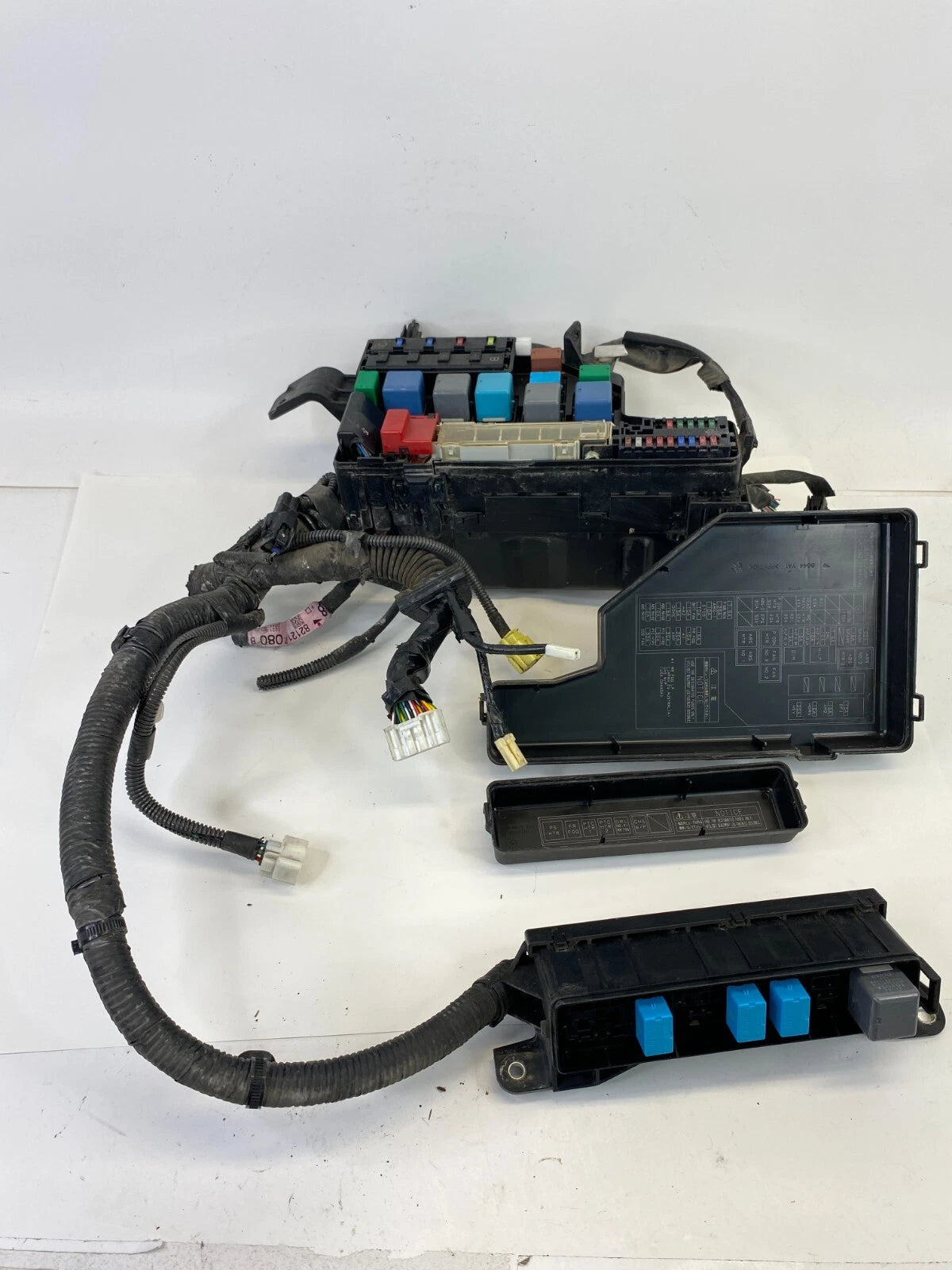 2004-2009 TOYOTA PRIUS 1.5L A/T ENGINE FUSE BOX RELAY BLOCK W/ SMALL FUSE OEM