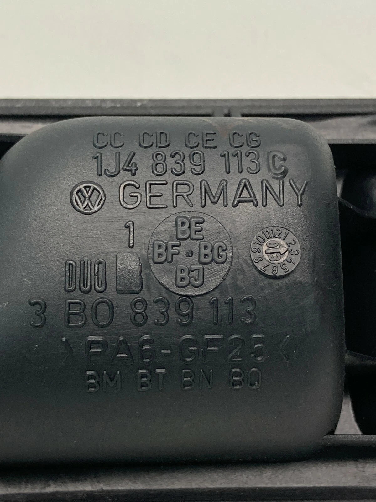 2001-2005 VOLKSWAGEN PASSAT REAR LEFT SIDE INTERIOR DOOR HANDLE 3B0839113 OEM