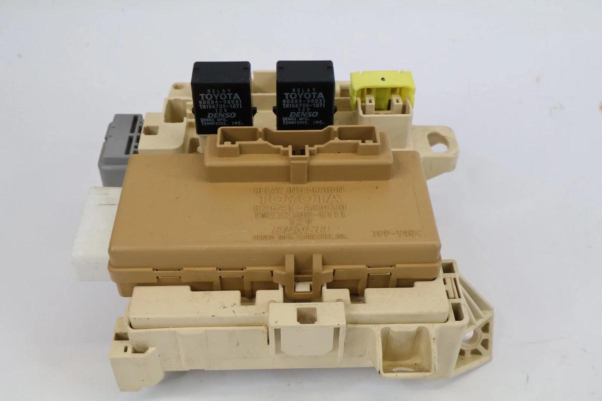 1998-2002 TOYOTA COROLLA INTERIOR FUSE BOX JUNCTION BLOCK OEM 82641-AB030