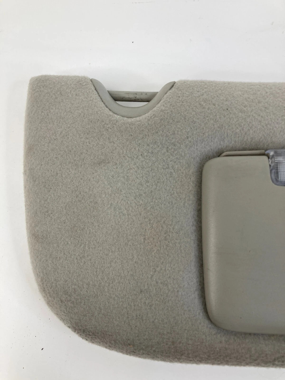 2005 2006 2007 GMC ENVOY FRONT RIGHT PASSENGER SUNVISOR SUN VISOR W ILLUMINATION