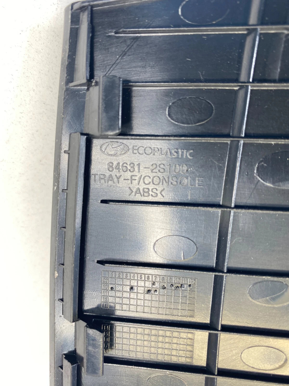 2010-2013 HYUNDAI TUCSON FRONT FLOOR CENTER CONSOLE TRAY TRIM PANEL 84631-2S100