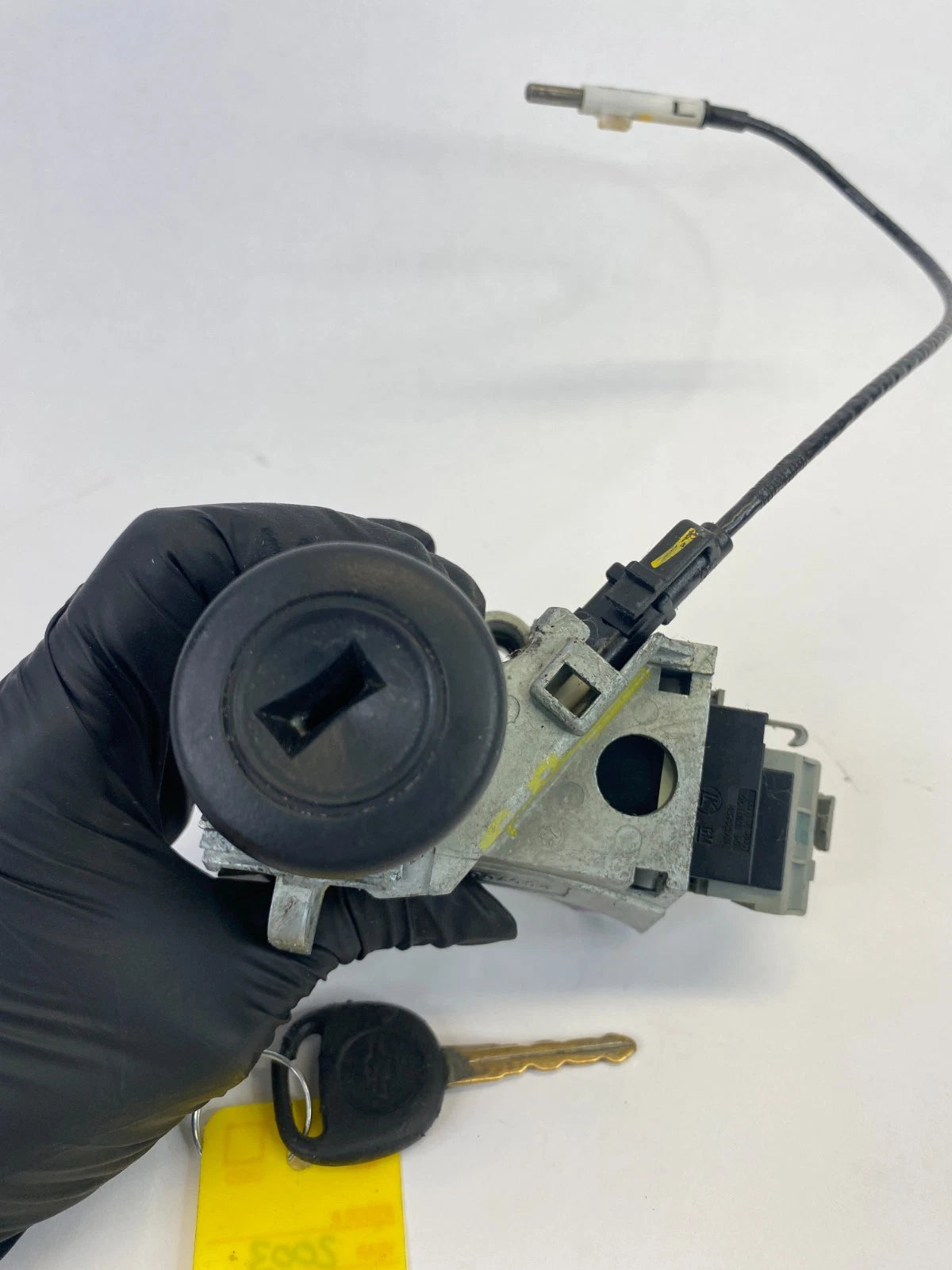 2000-2006 CHEVROLET TAHOE AT IGNITION SWITCH LOCK CYLINDER W KEY 26070075