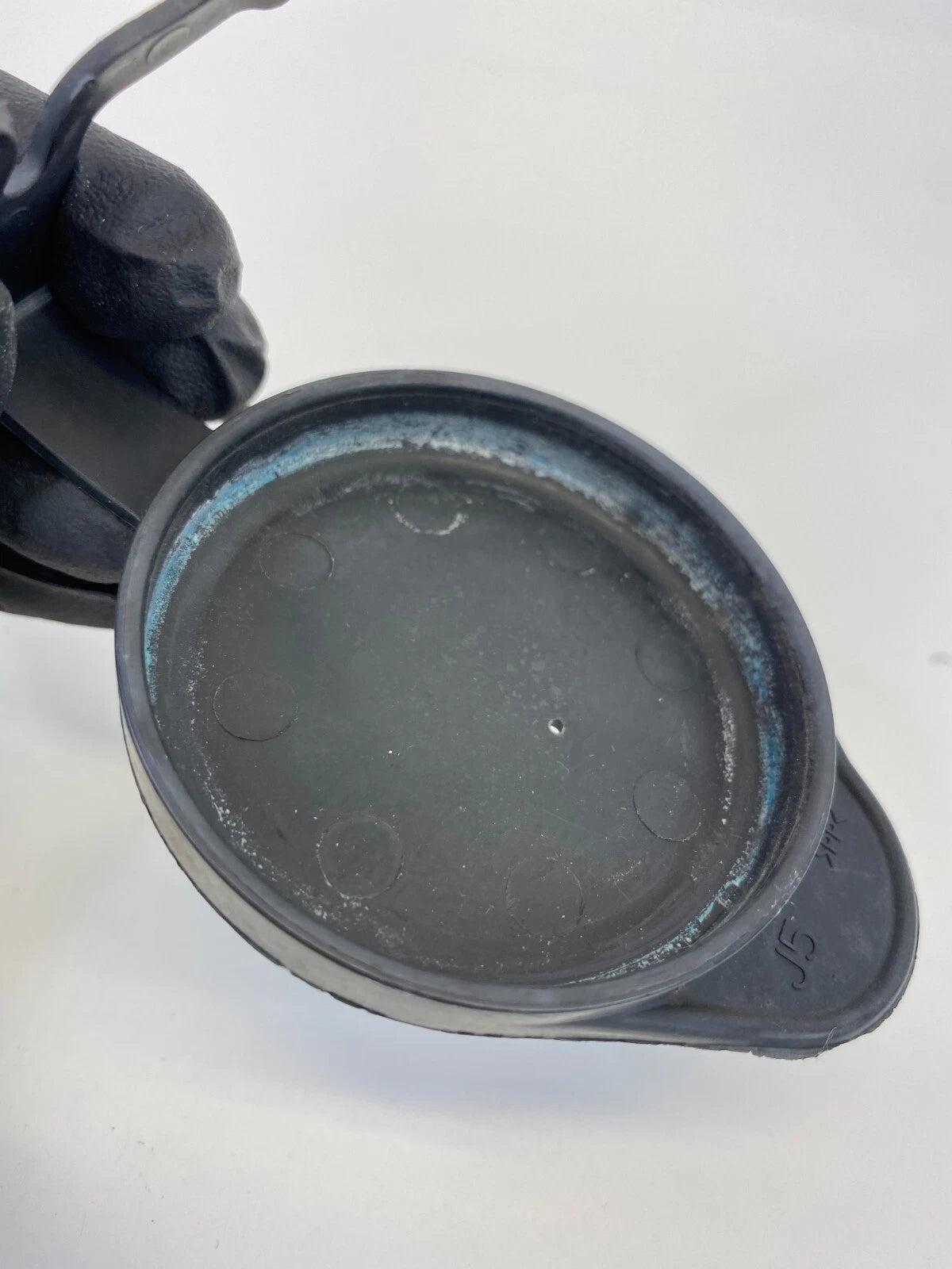 2002-2010 SATURN VUE WINDSHIELD WIPER WASHER FLUID RESERVOIR TANK CAP COVER OEM