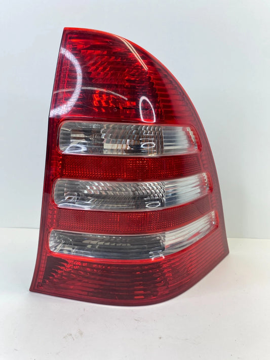 2001-2005 MERCEDES-BENZ C240 TAILLIGHT LAMP REAR RIGHT PASSENGER OEM 2038201364