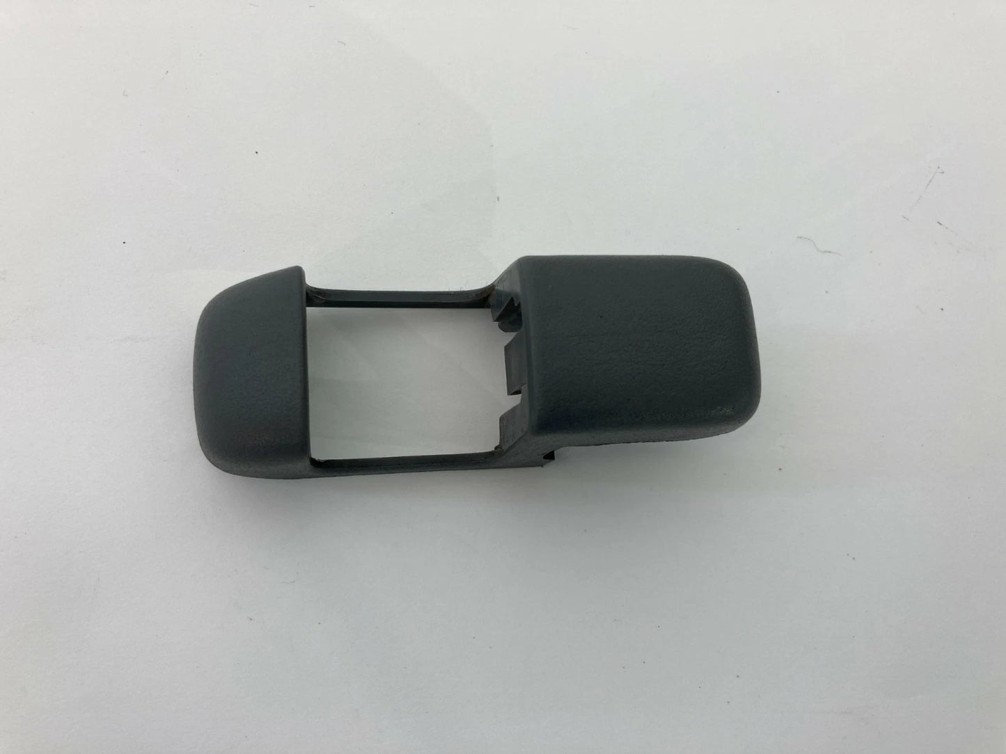 03 04 05 06 KIA SORENTO SEAT BELT UPPER SLIDE HANDLE BOLT TRIM COVER OEM