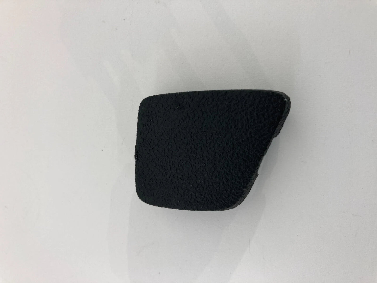 06-11 CHEVROLET IMPALA REAR RIGHT INTERIOR DOOR PANEL SCREW COVER CAP 1342290