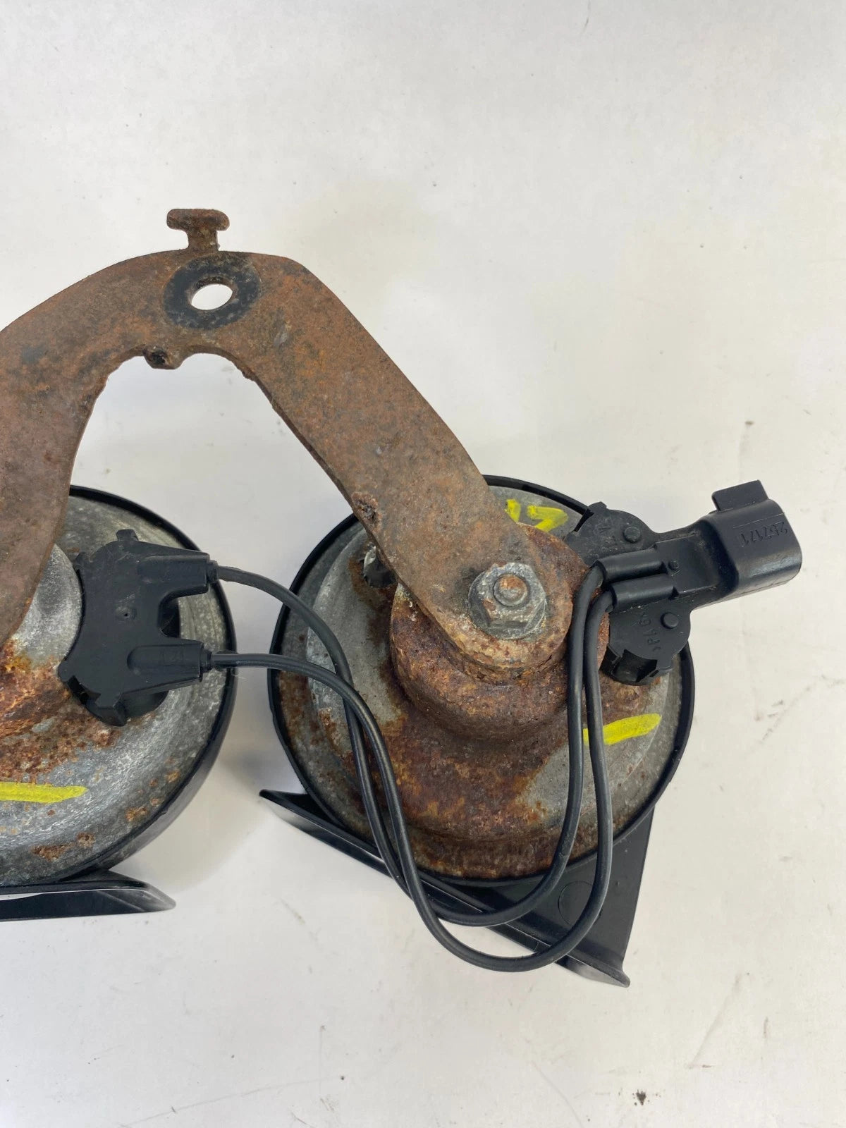 2009-2020 DODGE JOURNEY LOW & HIGH DUAL TONE NOTE HORN AND BRACKET MOUNT OEM