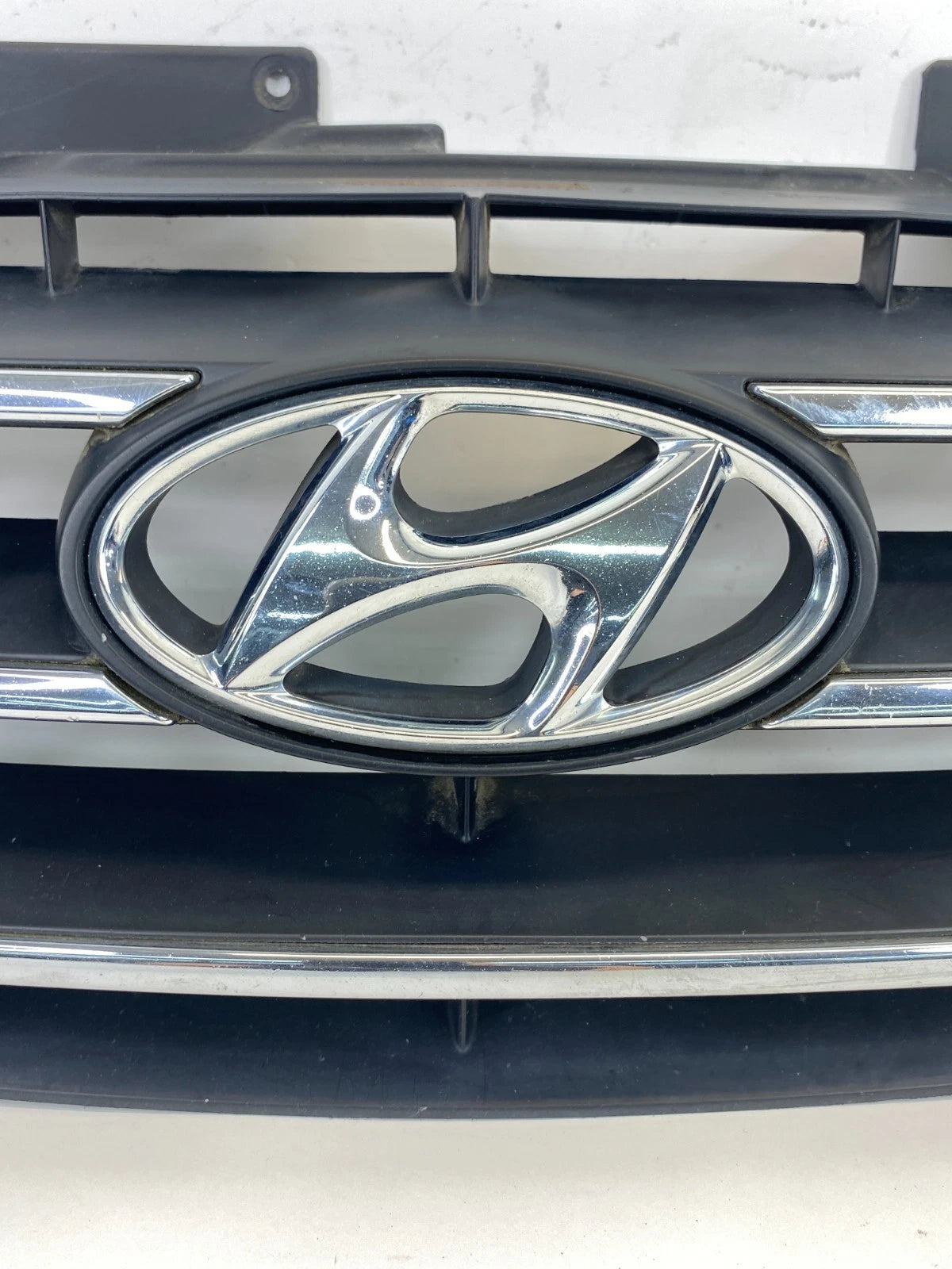 2009 2010 HYUNDAI SONATA FRONT BUMPER UPPER GRILLE MOLDING W /EMBLEM 86350-3K600