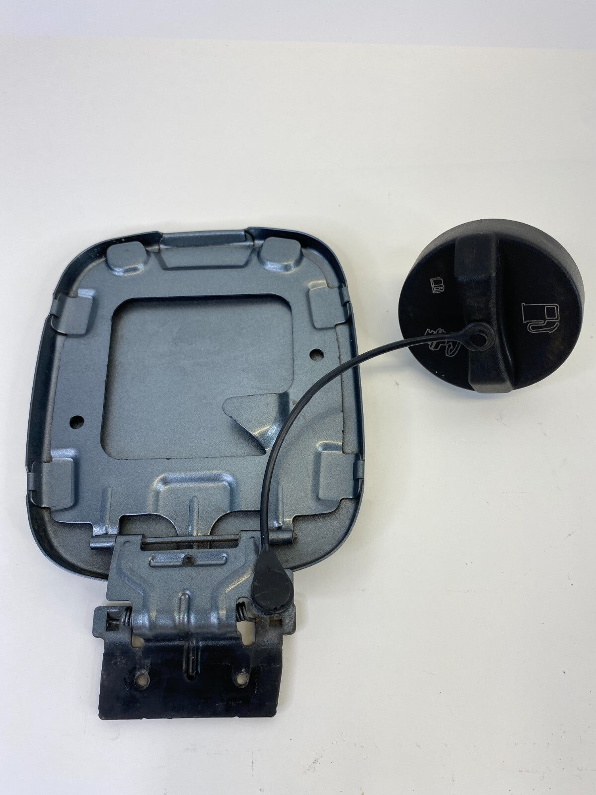 2002 03 04 05 06 2007 Saturn Vue Fuel Filler Door Gas Tank Lid Cover w/ Cap OEM