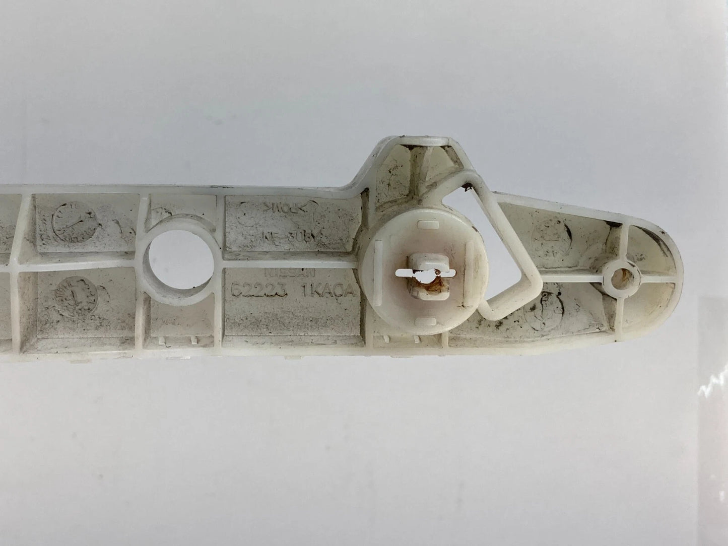 2011-2014 NISSAN JUKE SUV FRONT LEFT BUMPER BRACKET SIDE RETAINER 62223-1KA0A