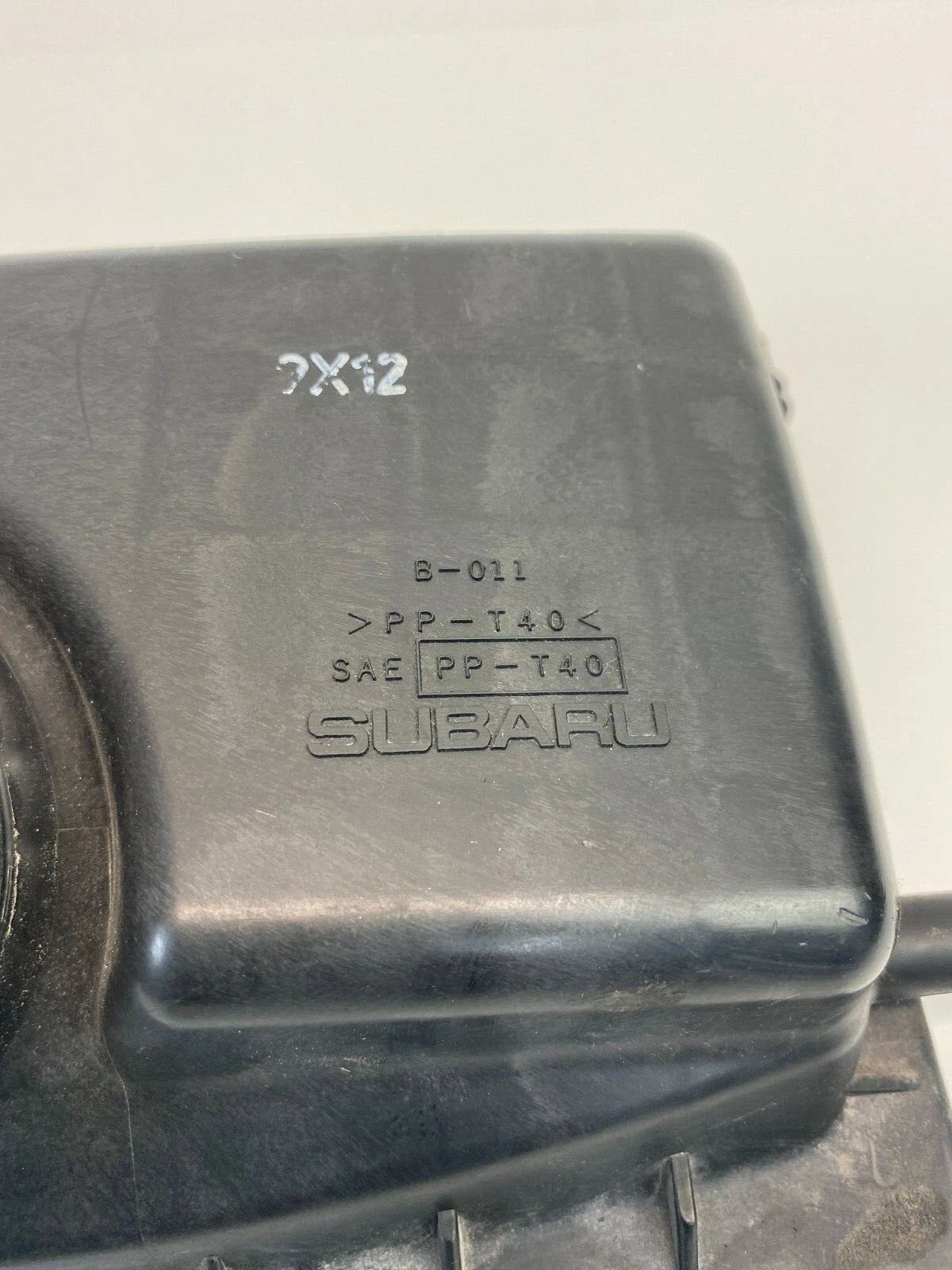2000 2001 LEGACY OUTBACK 2.5L H4 MANUAL TRANS AIR CLEANER INTAKE BOX UPPER TRIM