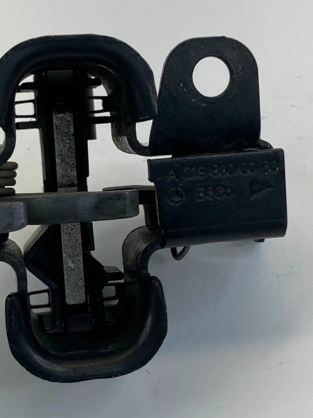 2006-2011 MERCEDES BENZ CLS500 RIGHT SIDE HOOD LOCK LATCH STRIKER 2198800060 OEM