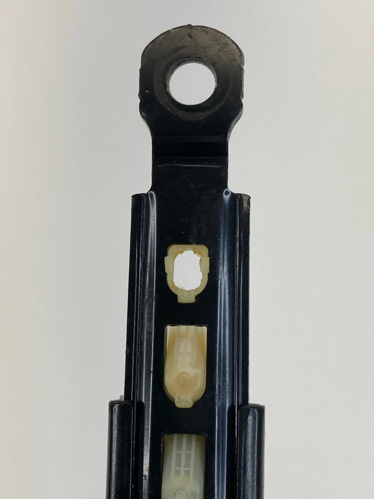 12-17 HYUNDAI ACCENT FRONT RIGHT PASSENGER SIDE SEAT BELT HEIGHT ADJUSTER OEM