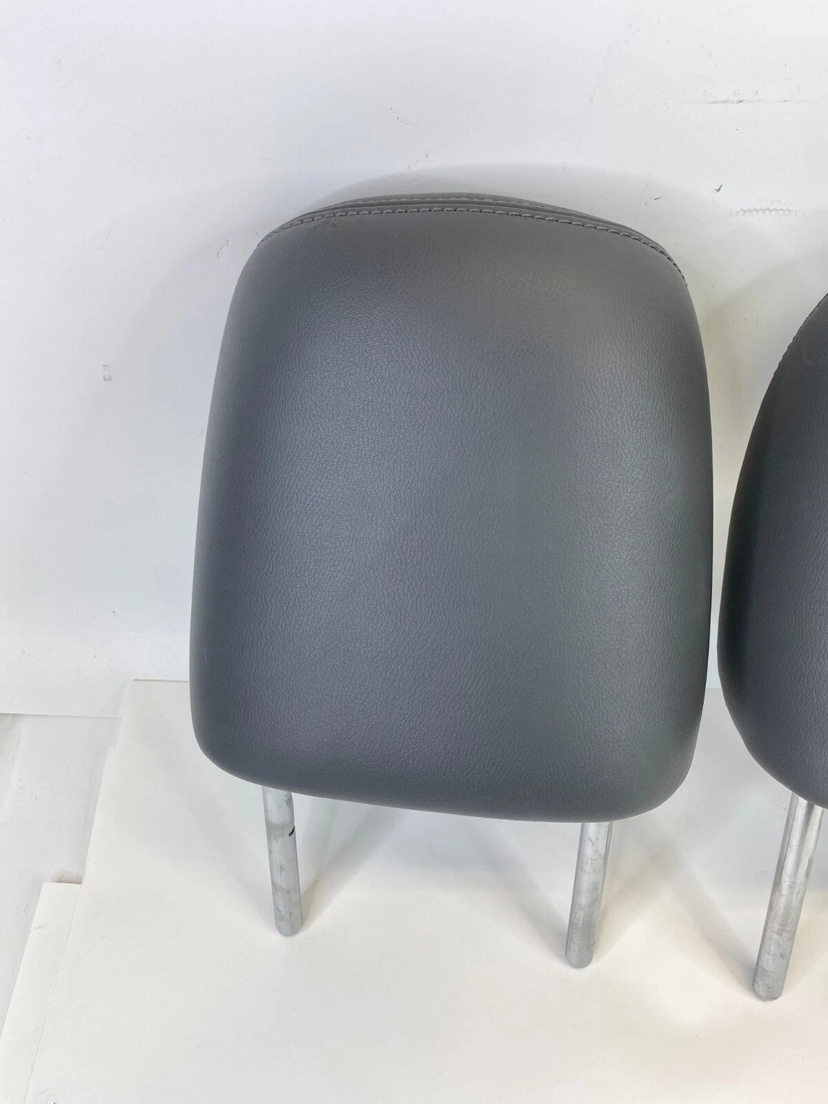 2010 2011 TOYOTA PRIUS FRONT LEFT RIGHT SEAT HEADREST HEAD REST SET PAIR OEM