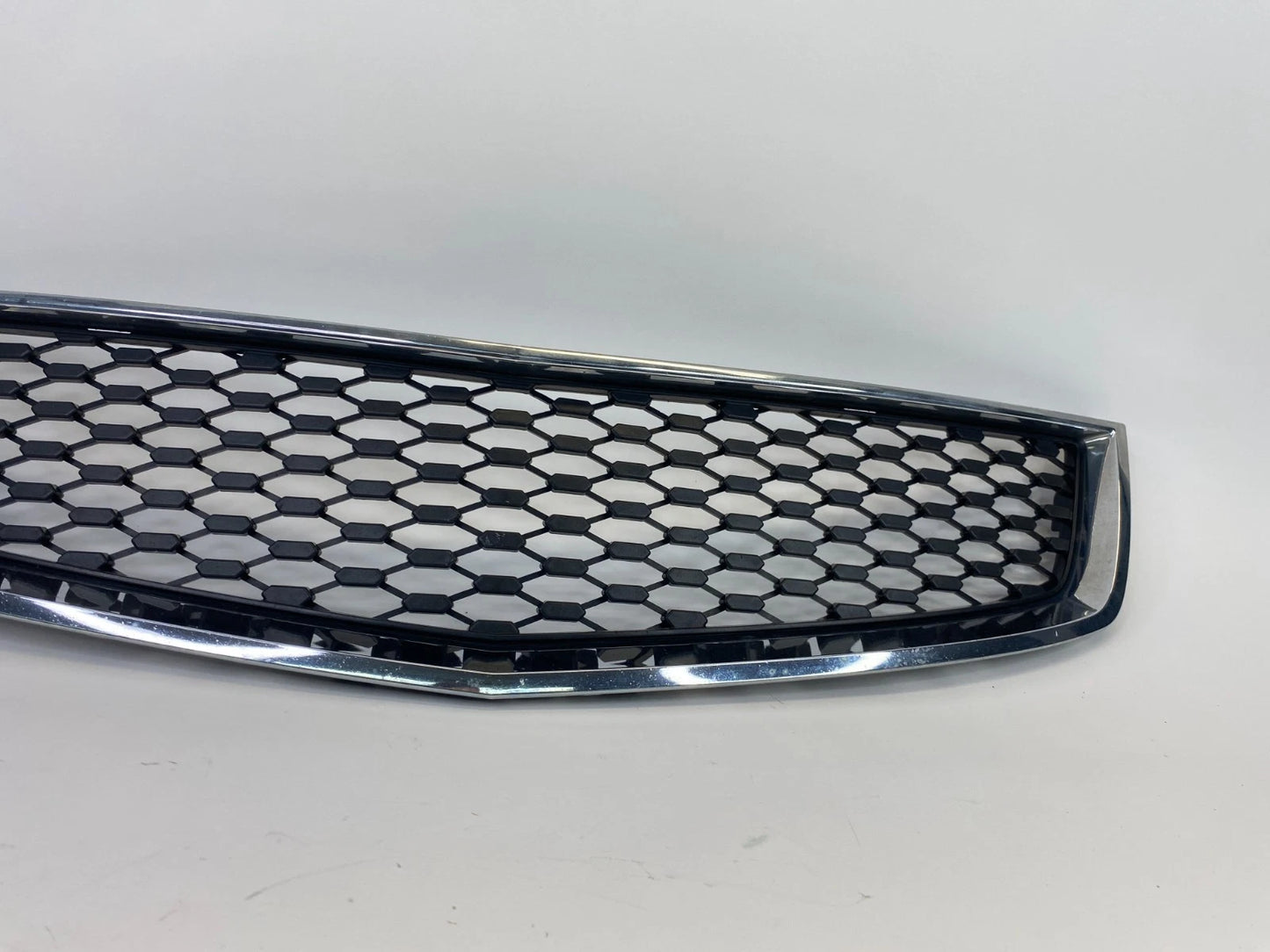 2010-2015 CHEVROLET EQUINOX FRONT LOWER CENTER RADIATOR GRILL GRILLE 25798748