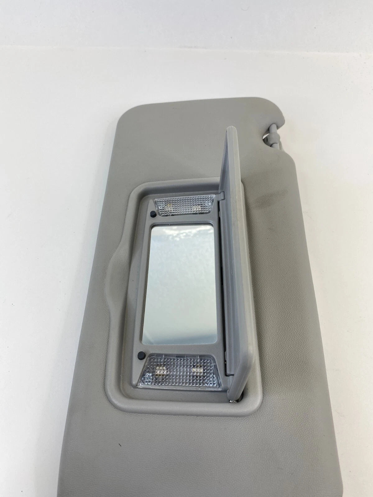 2004-2008 CADILLAC SRX ROOF RIGHT SUNVISOR SUN VISOR SHADE W/ LAMPS ASSEMBLY OEM