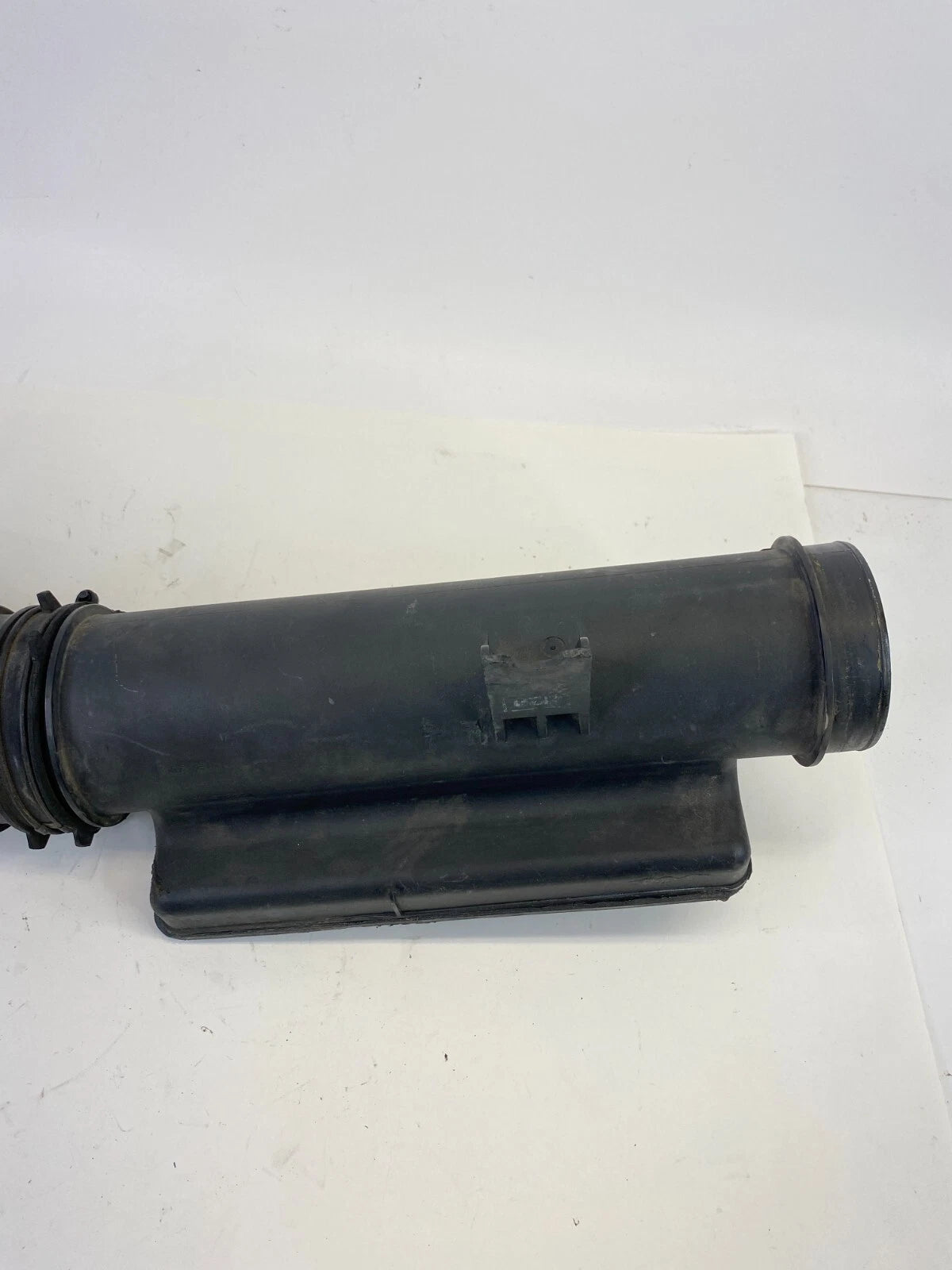 2009-2011 KIA BORREGO 3.8L V6 ENGINE AIR INTAKE HOSE DUCT TUBE OEM 28139-2J200