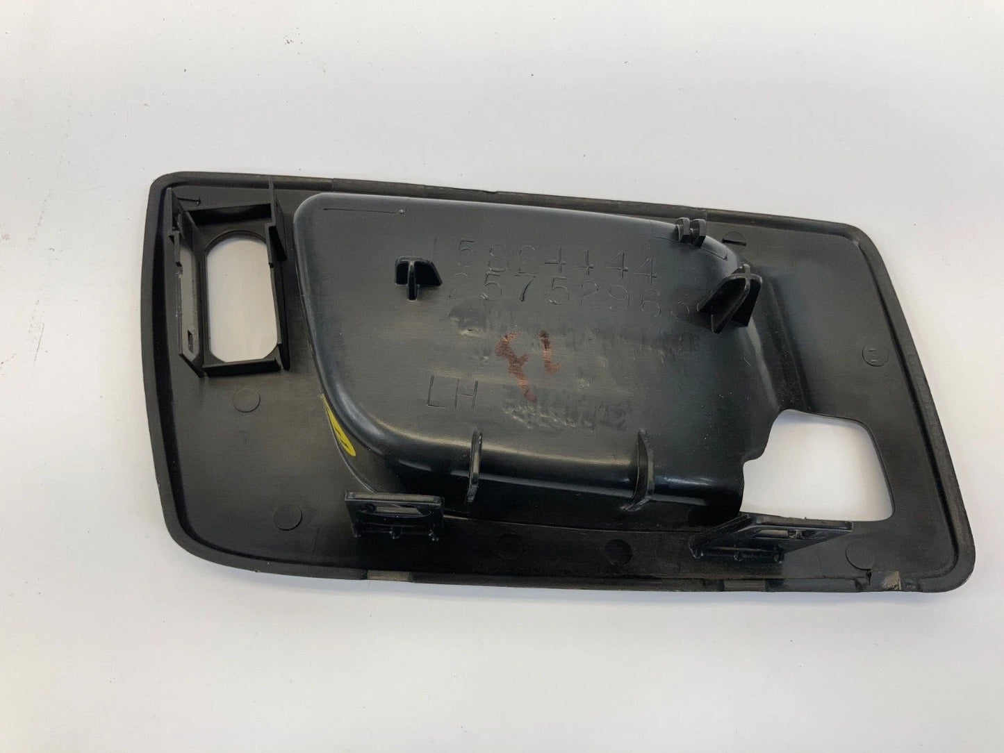 2004-2006 CADILLAC SRX FRONT LH DRIVER DOOR INNER HANDLE BEZEL TRIM OEM 25752963