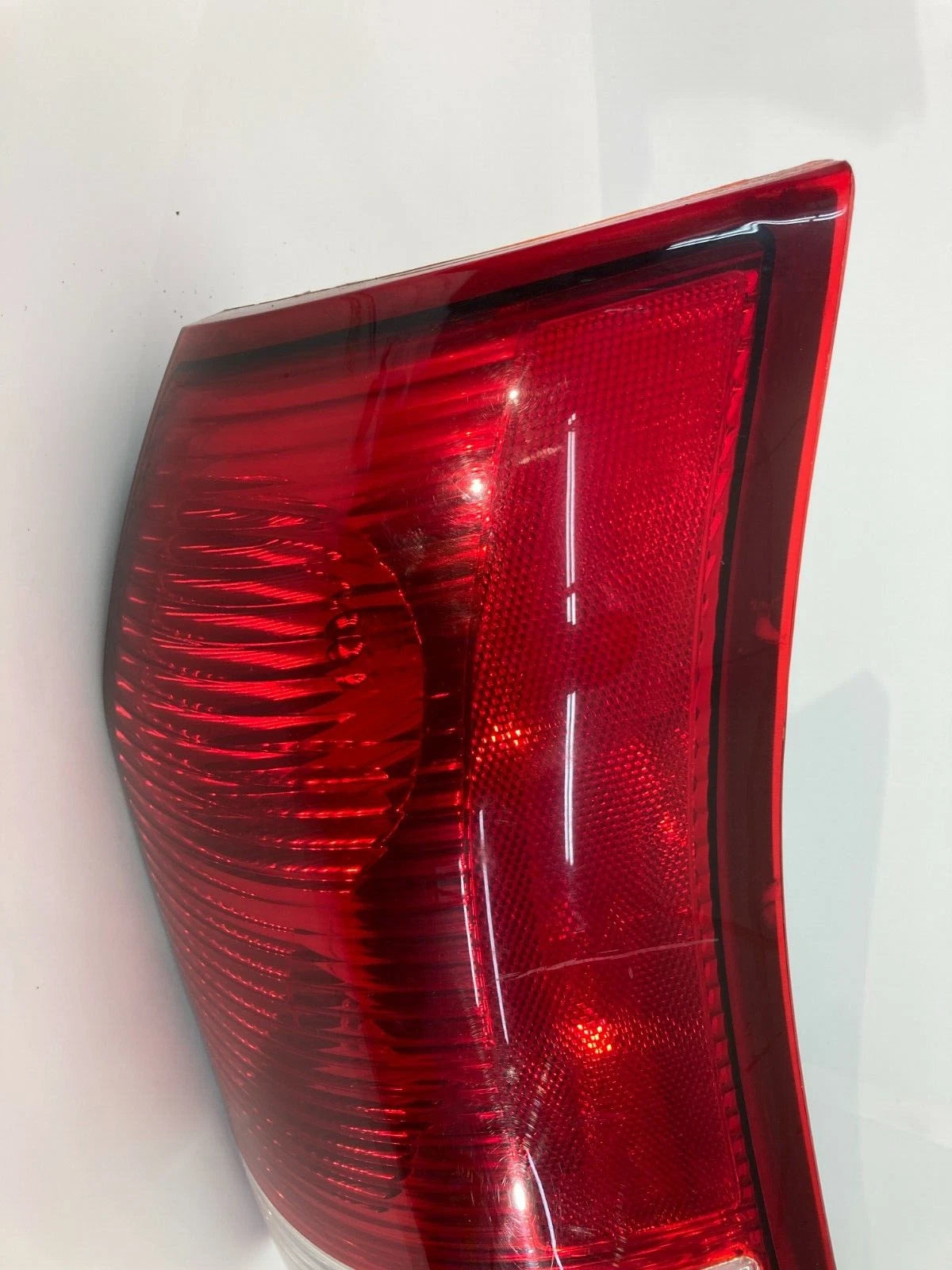 2002-2007 SATURN VUE REAR RIGHT PASSENGER TAIL LIGHT TAILLIGHT TAILLAMP 15851056