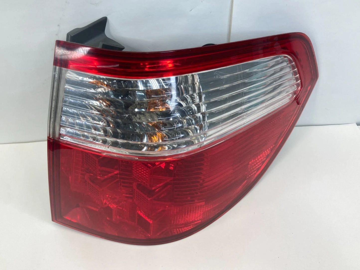2005-2007 HONDA ODYSSEY RIGHT PASSENGER TAIL LIGHT OUTER TAIL LAMP TAILLIGHT OEM